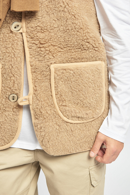 Жилет меховой из верблюжьей шерсти на пуговицах 